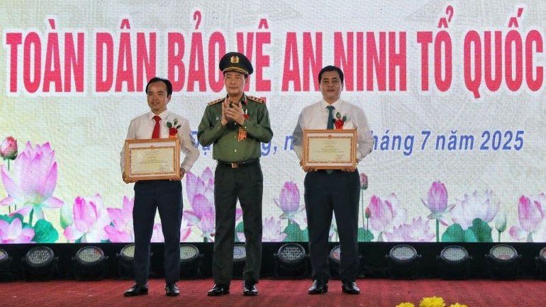 Thượng tướng Lê Quốc Hùng tặng Bằng Khen của Bộ Công an cho các cá nhân có thành tích xuất sắc trong phong trào toàn dân bảo vệ an ninh Tổ quốc tại ngày hội. 22.jpg