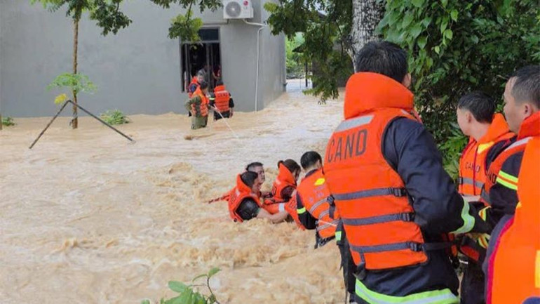 Lực lượng công an xã Đồng Kỳ cứu gia đình 5 người bị lũ cô lập. cuu-5-nguoi.jpg