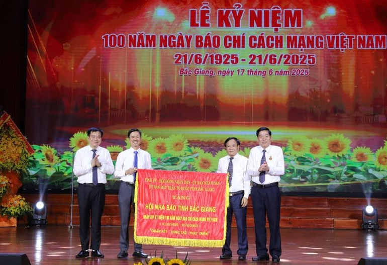 Tỉnh ủy, Hội đồng nhân dân, Ủy ban nhân dân, Ủy ban Mặt trận Tổ quốc tỉnh Bắc Giang tặng bức trướng cho Hội Nhà báo tỉnh. 0w7a8901.jpg