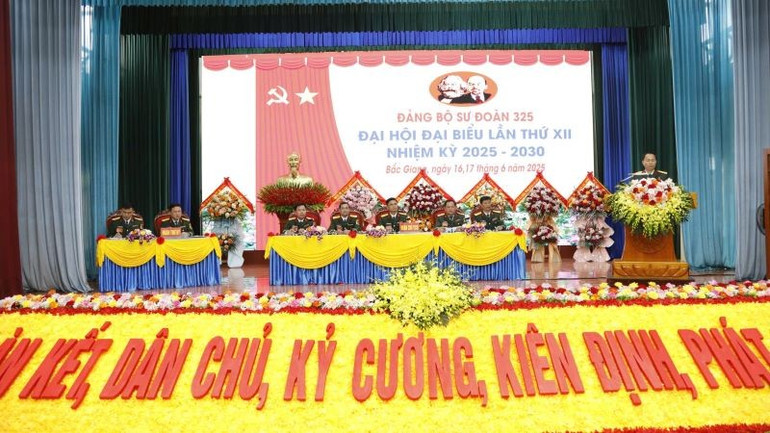Đoàn chủ tịch điều hành Đại hội. z6713050735221-ea6c92834c729c05b12506d3c2167faa.jpg