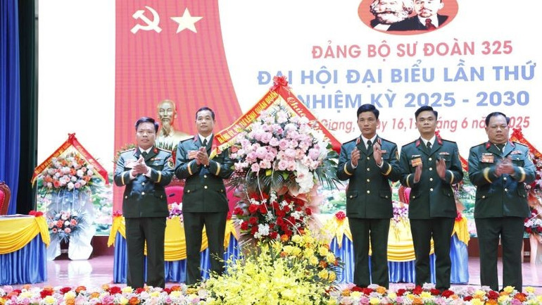 Các đại biểu tặng hoa chúc mừng Đại hội. z6713050479048-a605178c91e856d65eb8e6fcc531bfd1.jpg