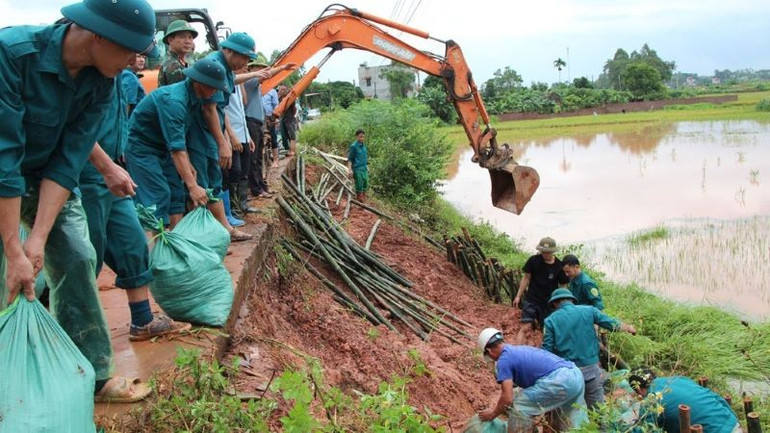 Lực lượng chức năng, người dân chung sức khắc phục sự cố sạt lở đê tả sông Thương. luc-luong-chuc-nang-nguoi-dan-chung-suc-khac-phuc-su-co-sat-lo-de-ta-song-thuong.jpg