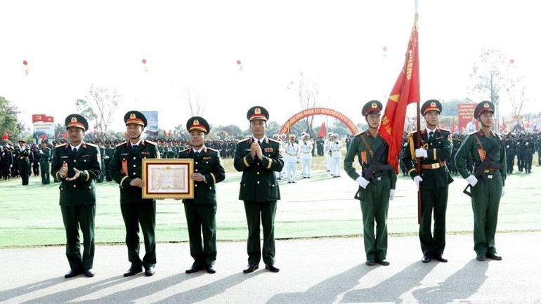 Thừa ủy quyền Chủ tịch nước, Thiếu tướng Lê Xuân Thuân trao tặng Huân chương Bảo vệ Tổ quốc hạng Ba cho Trung đoàn 101. 101.jpg