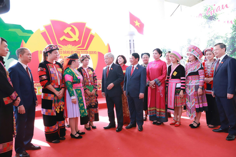 Genosse Do Van Chien, Mitglied des Politbüros, Sekretär des Zentralkomitees der Partei und Vorsitzender des Zentralkomitees der Vietnamesischen Vaterländischen Front, nahm am Kongress teil. z7043681941001-e3a0156786da17fdd2eb9b3f26255575.jpg