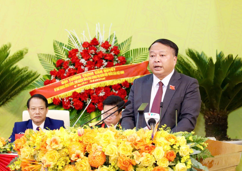 Der Vorsitzende des Volkskomitees der Provinz Tuyen Quang, Phan Huy Ngoc, las den politischen Bericht auf dem Kongress vor. a1122.jpg