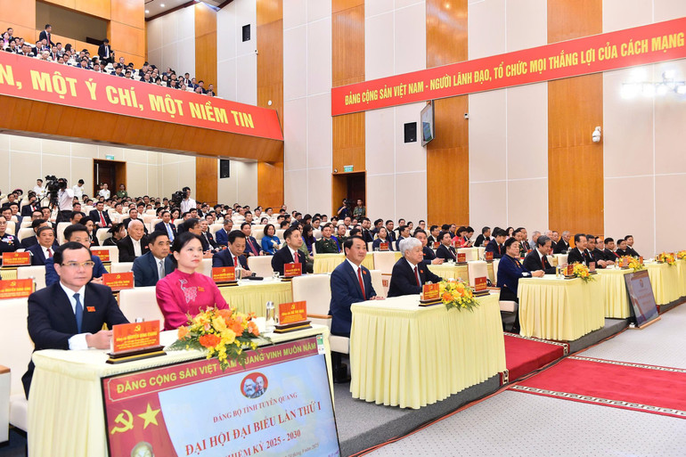 Delegierte beim 1. Kongress des Parteikomitees der Provinz Tuyen Quang, Amtszeit 2025–2030. z7043752519811-ecf9b70b37026d85391a73016f4b6a6e.jpg
