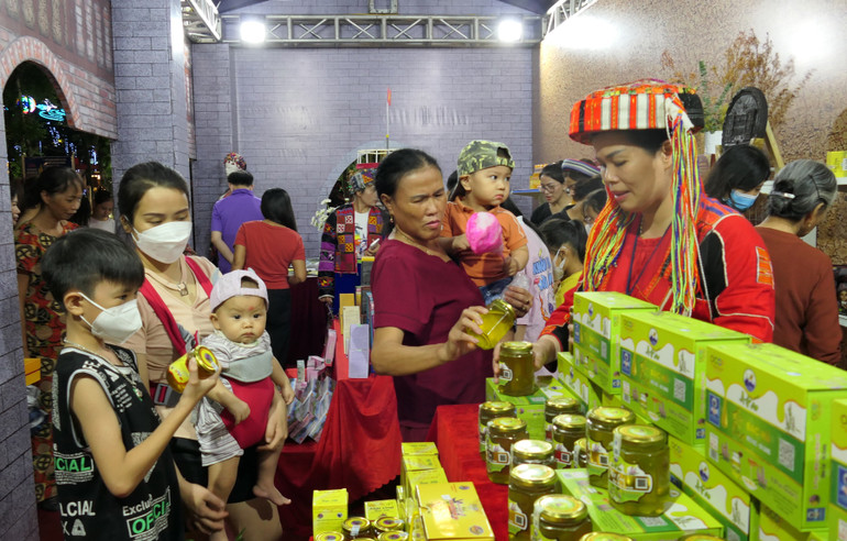 Hỗ trợ các doanh nghiệp, hợp tác xã đưa sản phẩm đi tham gia giới thiệu, quảng bá tại các hội chợ trong nước và ngoài nước. a75.jpg