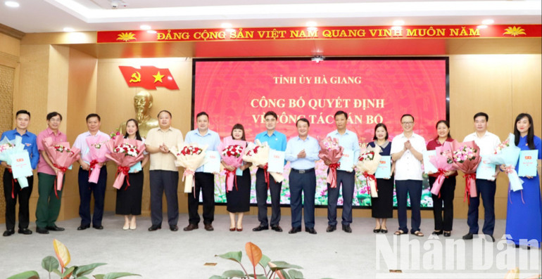 Các đồng chí lãnh đạo tỉnh Hà Giang trao quyết định, tặng hoa chúc mừng các đồng chí được phân công giữ các chức lãnh đạo trực thuộc Mặt trận Tổ quốc Việt Nam tỉnh Hà Giang. img-9914-20250612103418-8516.jpg