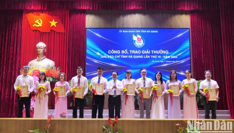 Bí thư Tỉnh ủy Hà Giang Hầu A Lềnh trao giải nhất cho các tác giả đoạt giải. a39-7094.jpg