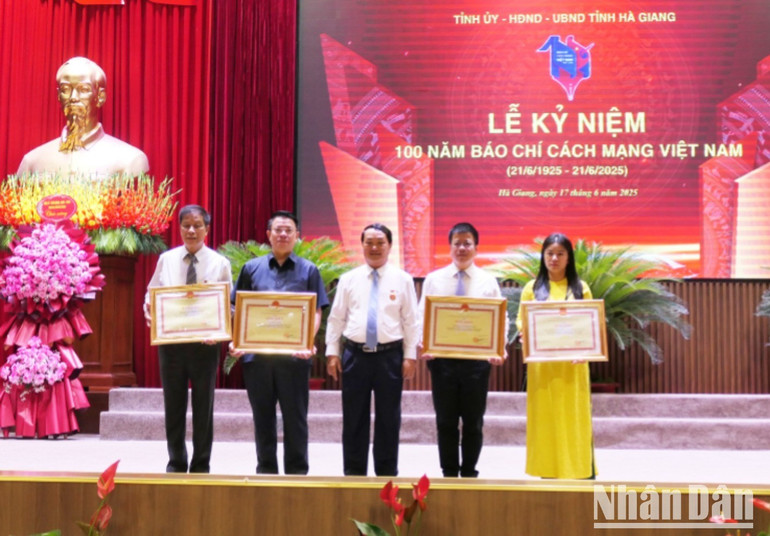 Bí thư Tỉnh ủy Hà Giang Hầu A Lềnh trao Bằng khen của tỉnh cho các tập thể có thành tích xuất sắc trong sự nghiệp báo chí tỉnh Hà Giang. a37-5530.jpg