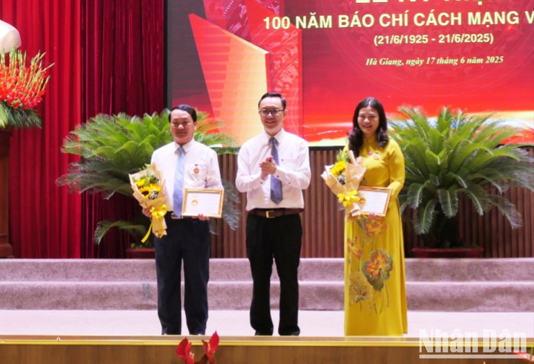Tại lễ kỷ niệm, đồng chí Hầu A Lềnh, Bí thư Tỉnh ủy Hà Giang; đồng chí Vương Ngọc Hà, Phó Chủ tịch Ủy ban nhân dân tỉnh Hà Giang được nhận Kỷ niệm chương vì sự nghiệp báo chí Việt Nam. a35-7415.jpg