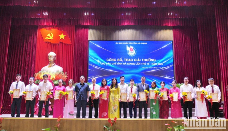 Lãnh đạo Ủy ban nhân dân tỉnh Hà Giang trao giải nhì cho các tác giả đoạt giải. a40-4137.jpg