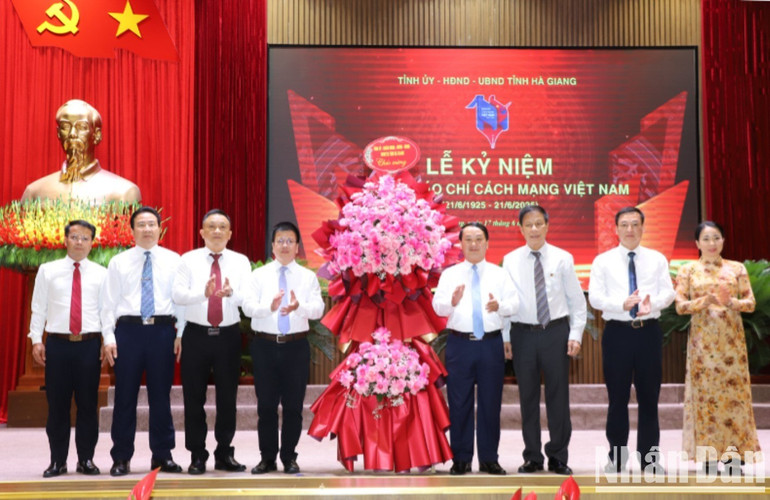 Bí thư Tỉnh ủy Hà Giang Hầu A Lềnh tặng lẵng hoa chúc mừng các cơ quan báo chí tỉnh Hà Giang. a34-200.jpg