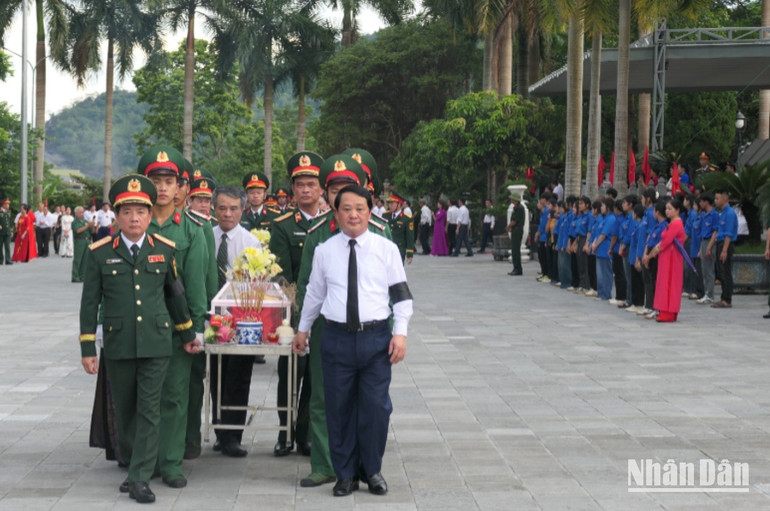 Đại tướng Trịnh Văn Quyết và Bí thư Tỉnh ủy Hà Giang Hầu A Lềnh thực hiện nghi thức an táng các anh hùng liệt sĩ. a501-5963.jpg