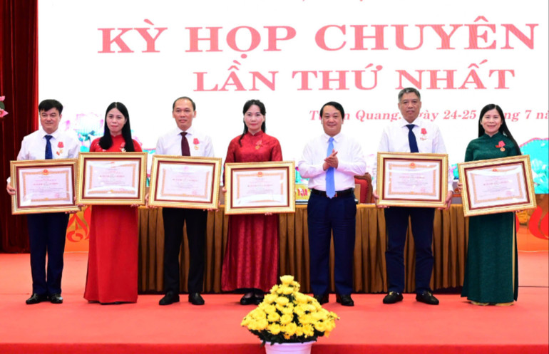Secretary of Tuyen Quang Provincial Party Committee Hau A Lenh awarded Second and Third Class Labor Medals to individuals. 7-2543.jpg