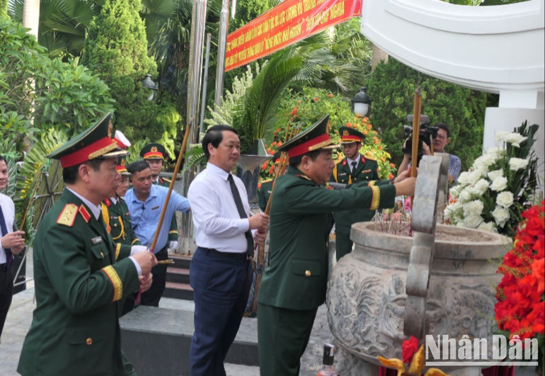 Đại tướng Trịnh Văn Quyết thắp hương tưởng nhớ các anh hùng liệt sĩ tại Nghĩa trang Liệt sĩ Vị Xuyên. a502-4431.jpg
