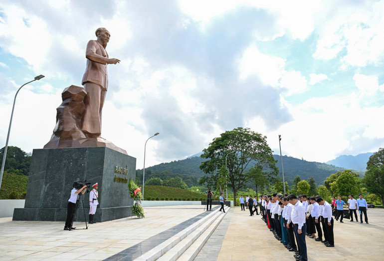 Trước khi dự chương trình, các đại biểu đã đến dâng hoa, dâng hương trước tượng đài Bác Hồ ở Tân Trào. (Ảnh: DUY LINH) z6912865047051-cd56d47babb9c8dc9ef570ff7045df72.jpg