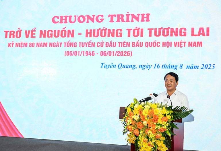 Bí thư Tỉnh ủy Tuyên Quang Hầu A Lềnh phát biểu tại chương trình. (Ảnh: DUY LINH) z6912831004947-858ea29efadac5ea715186435fe328e9.jpg