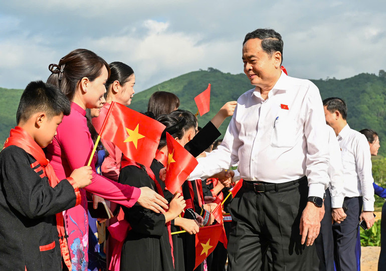 Chủ tịch Quốc hội Trần Thanh Mẫn đến dự Lễ khánh thành Nhà tưởng niệm Chủ tịch Tôn Đức Thắng tại xã Tân Trào, tỉnh Tuyên Quang. (Ảnh: Duy Linh) z6911948394756-763377c5eb80162ea61ec4fd8e5070c1.jpg