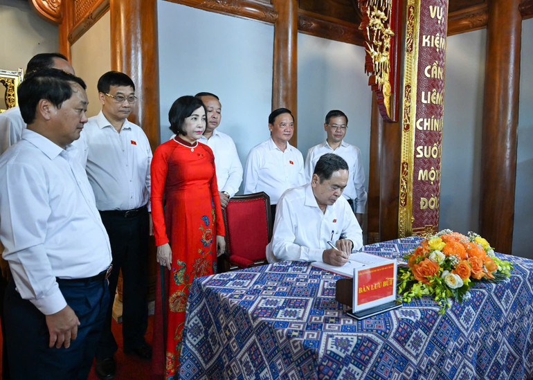 Chủ tịch Quốc hội Trần Thanh Mẫn viết lưu bút tại Nhà tưởng niệm Chủ tịch Tôn Đức Thắng. z6911948663312-7cf8b663b0a2cf057a95c8e9f21f2543.jpg