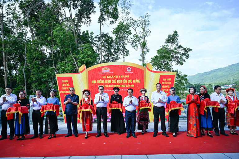 Các đồng chí Nông Đức Mạnh, Trần Thanh Mẫn, lãnh đạo Quốc hội và tỉnh Tuyên Quang cắt băng khánh thành Nhà tưởng niệm Chủ tịch Tôn Đức Thắng. z6911948677122-b01bed5cfa31453c903ca40656be460b.jpg