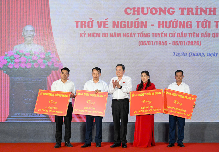 Chủ tịch Quốc hội Trần Thanh Mẫn trao tặng quà của Ủy ban Thường vụ Quốc hội cho các trường học và Phòng khám đa khoa khu vực Tân Trào. (Ảnh: DUY LINH) z6912831005028-92a98db997198a409698a204d9586300.jpg