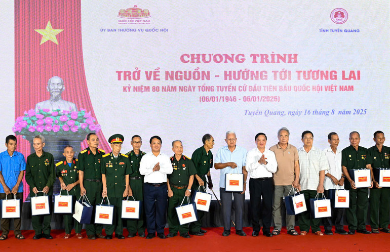Các đồng chí lãnh đạo Quốc hội và tỉnh Tuyên Quang trao tặng quà của Ủy ban Thường vụ Quốc hội cho các gia đình người có công. (Ảnh: DUY LINH) z6912830991076-a1e2bfc553d5fc1ef04860f2ce6bbd70.jpg