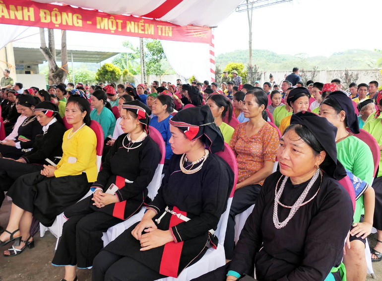 Nhân dân xã Bằng Lang, tỉnh Tuyên Quang vui mừng dự lễ khánh thành đường tỉnh 183. a4321.jpg