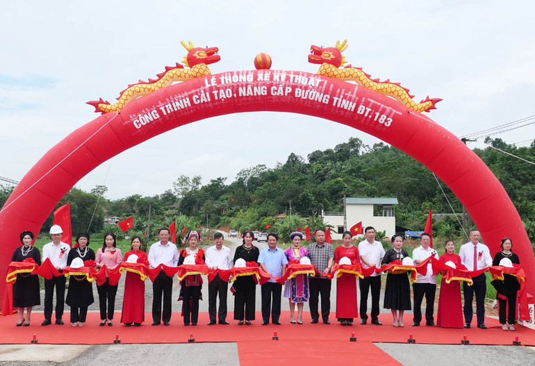 Các đồng chí lãnh đạo tỉnh Tuyên Quang cắt băng khánh thành đường tỉnh 183. a54321.jpg