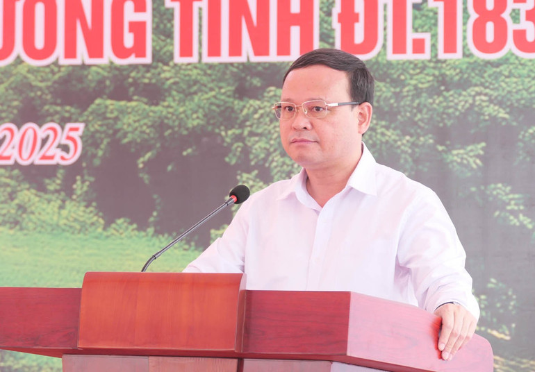 Phó Chủ tịch Thường trực Ủy ban nhân dân tỉnh Tuyên Quang Nguyễn Mạnh Tuấn phát biểu tại lễ khánh thành đường tỉnh 183. a456.jpg