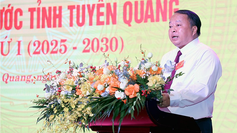 Chủ tịch Ủy ban nhân dân tỉnh Tuyên Quang Phan Huy Ngọc phát biểu khai mạc Đại hội. dong-chi-phan-huy-ngoc-chu-tich-uy-ban-nhan-dan-tinh-tuyen-quang-phat-bieu-khai-mac-dai-hoi.jpg