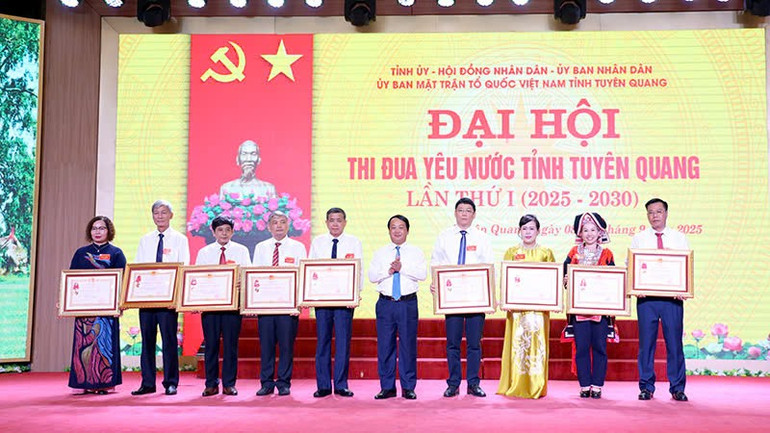 Thừa ủy quyền của Chủ tịch nước, Bí thư Tỉnh ủy Tuyên Quang Hầu A lềnh trao Huân chương Lao động hạng Nhì cho các cá nhân. z6992323963817-532a4b989206f59167797b8689f6a962.jpg