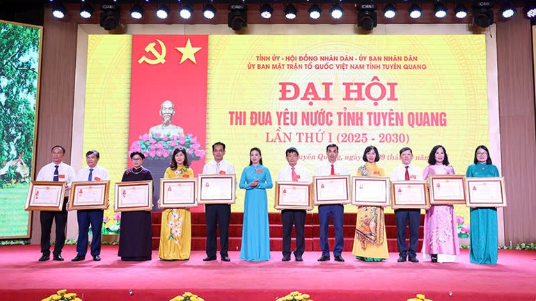 Lãnh đạo tỉnh Tuyên Quang trao Huân chương Lao động hạng Ba cho các cá nhân. z6992324008114-4d4125c15b2bc653815d0ec1c3493d23.jpg