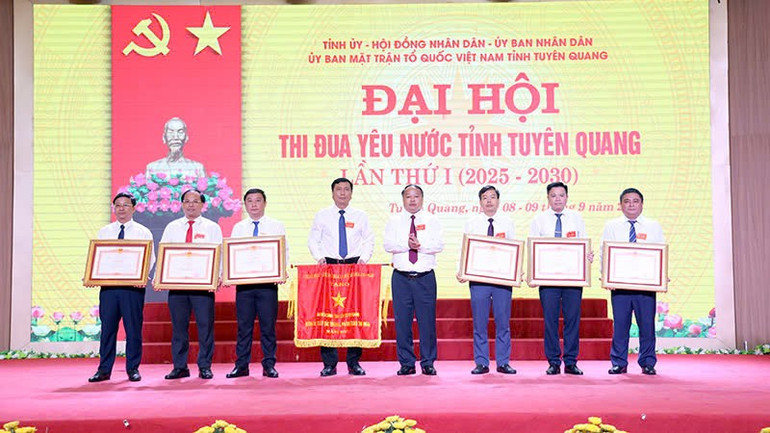 Các tập thể, cá nhân đón nhận Cờ thi đua của Chính phủ và Bằng khen của Thủ tướng Chính phủ. z6992323963813-db5e3ddb14fc56b82a3655e53b05ce15.jpg