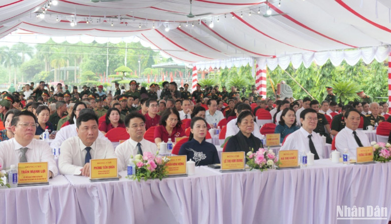 Các đại biểu dự lễ khánh thành dự án cải tạo, nâng cấp phần mộ liệt sĩ Nghĩa trang liệt sĩ Vị Xuyên. 16-6102.jpg