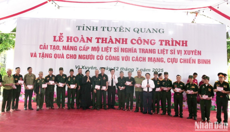 Các đồng chí nguyên lãnh đạo Đảng, Nhà nước và lãnh đạo tỉnh Tuyên Quang tặng quà cho các cựu chiến binh. a-18-8205.jpg