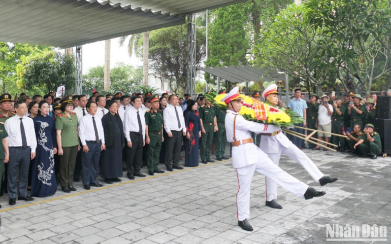 Nguyên Chủ tịch nước Trương Tấn Sang cùng các đại biểu viếng Nghĩa trang liệt sĩ Vị Xuyên. a17-40.jpg