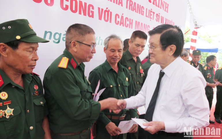 Nguyên Chủ tịch nước Trương Tấn Sang tặng sổ tiết kiệm và quà cho các cựu chiến binh đã từng tham gia chiến đấu tại mặt trận Vị Xuyên. a19-5870.jpg