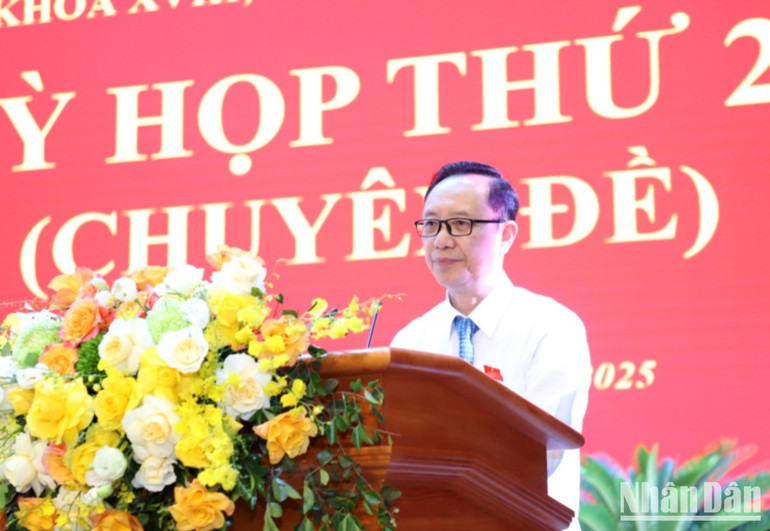 Chủ tịch Hội đồng nhân dân tỉnh Hà Giang Thào Hồng Sơn phát biểu bế mạc kỳ họp. a82-8647.jpg