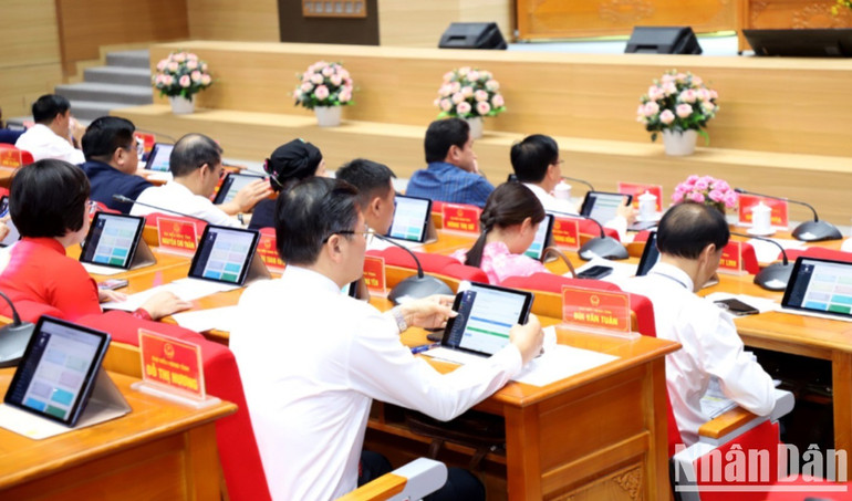 Các đại biểu thông qua nhiều nghị quyết quan trọng. a83-8566.jpg