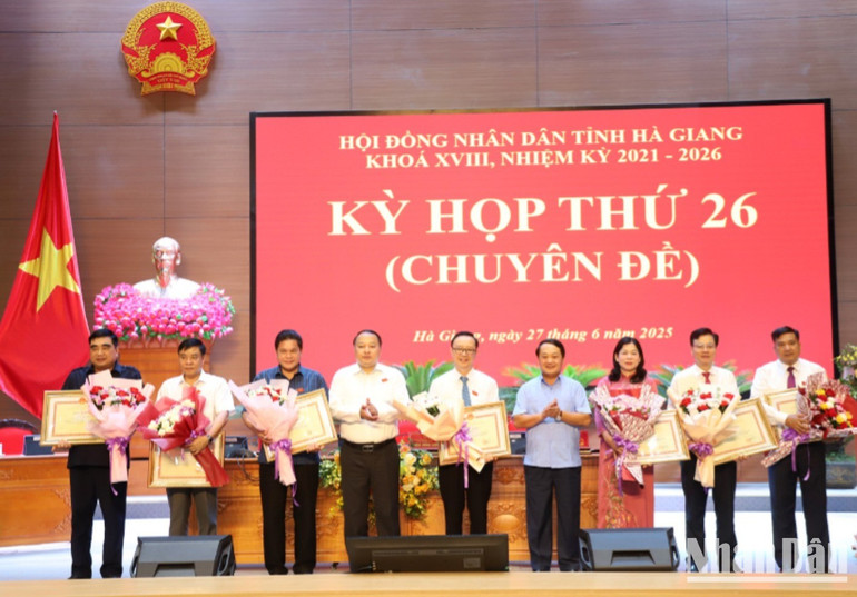 Nhiều tập thể, cá nhân đã được biểu dương, khen thưởng do có thành tích xuất sắc trong hoạt động của Hội đồng nhân dân tỉnh. a80-9784.jpg