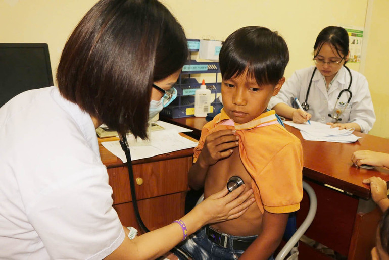 Trẻ đến khám sàng lọc bệnh tim tại Bệnh viện đa khoa Hà Giang. a100.jpg