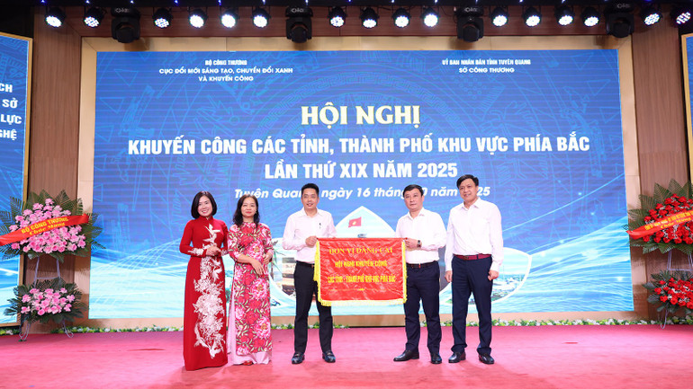 Trao cờ đăng cai hội nghị khuyến công lần năm 2026 cho thành phố Hải Phòng. kubi1085.jpg
