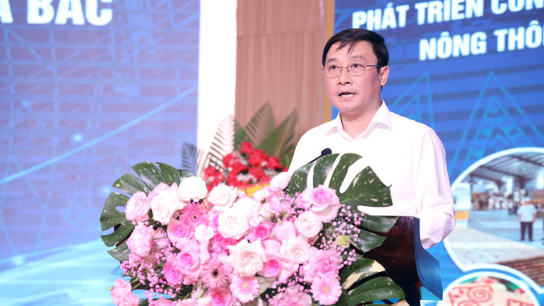 Giám đốc Sở Công thương tỉnh Tuyên Quang Hoàng Anh Cương phát biểu chào mừng hội nghị. dong-chi-hoang-anh-cuong-giam-doc-so-cong-thuong-tinh-tuyen-quang-phat-bieu-tai-hoi-nghi.jpg
