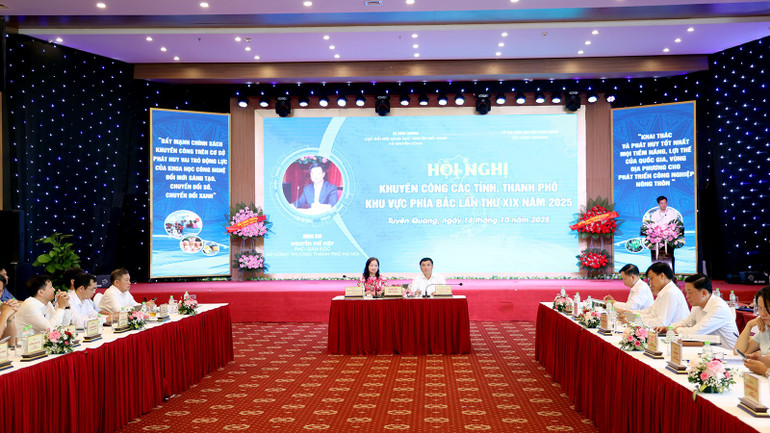 Các đại biểu tập trung thảo luận, đề xuất giải pháp hoàn thành kế hoạch khuyến công năm 2025. chu-tri-hoi-nghi.jpg