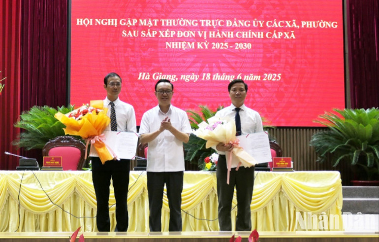 Đồng chí Thào Hồng Sơn, Phó Bí thư Thường trực Tỉnh ủy, Chủ tịch Hội đồng nhân dân tỉnh Hà Giang trao quyết định bổ nhiệm Phó Chánh Văn phòng Tỉnh ủy cho 2 cán bộ. a45-9147.jpg