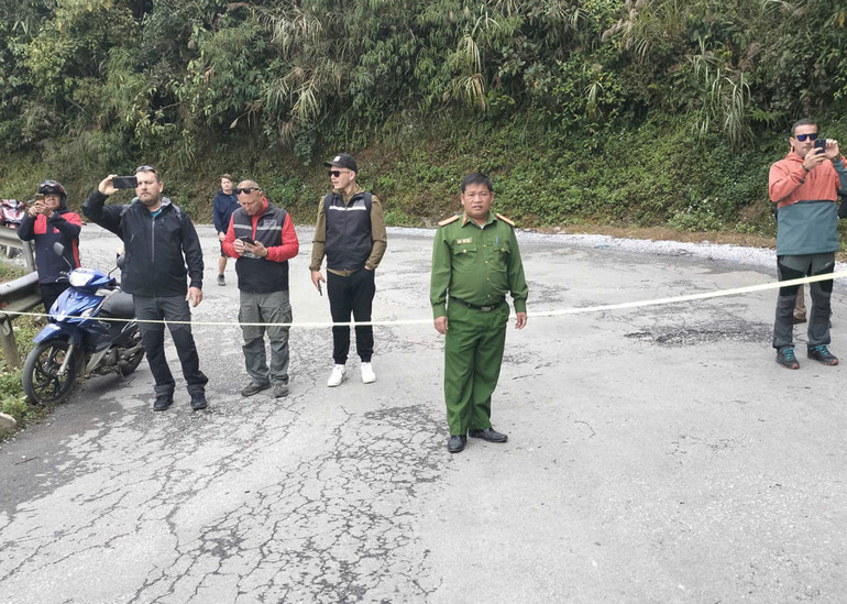 Lực lượng chức năng căng dây, cắm biển cảnh báo khu vực sạt lở. a1.jpg