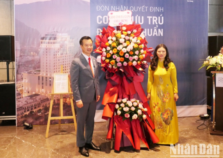 Bà Vương Ngọc Hà, Phó Chủ tịch Ủy ban nhân dân tỉnh Hà Giang tặng hoa chúc mừng Khách sạn Four Points by Sheraton Hà Giang. a21-9114.jpg