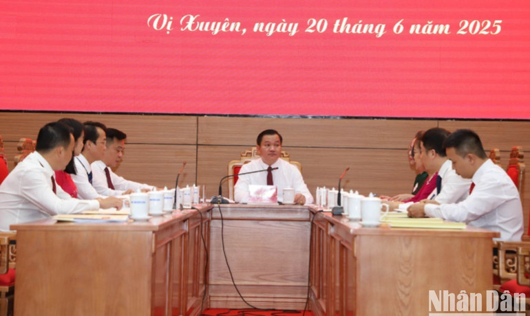 Ban Chấp hành Đảng bộ xã Vị Xuyên họp phiên đầu tiên. a50-8034.jpg