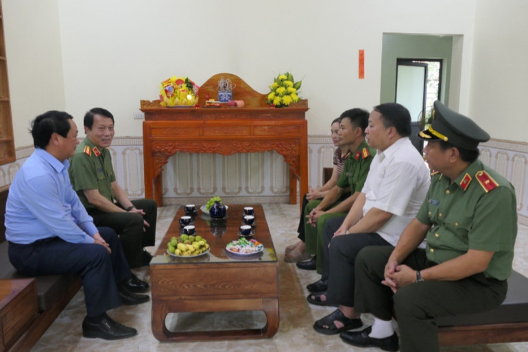 Đại tướng Lương Tam Quang thăm gia đình thương binh Công an nhân dân Nguyễn Quang Tường, cán bộ Công an xã Minh Thanh, tỉnh Tuyên Quang. a403-779.jpg